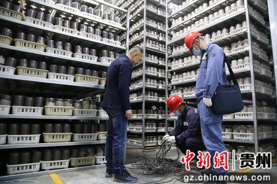 南方电网贵州都匀荔波供电局工作人员主动上门，为辖区企业检查用电设备。王文涛 摄