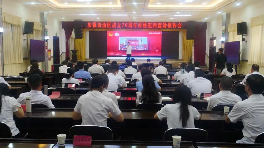 宣讲团在县人民政府一楼会议室现场展开宣讲。祖力皮卡尔·吐尔地 摄
宣讲团在县人民政府一楼会议室现场展开宣讲。祖力皮卡尔·吐尔地 摄
