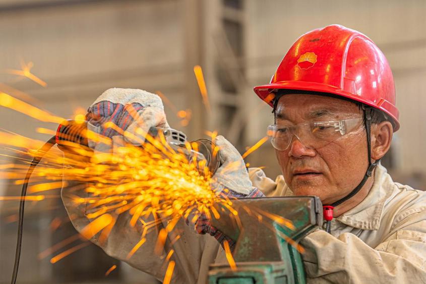 5月22日,应急抢险救援中心一名员工在精细打磨电加热节流撬手轮毽,他脸上的汗水不断滴落下来。 5月22日,应急抢险救援中心一名员工在精细打磨电加热节流撬手轮毽,他脸上的汗水不断滴落下来。