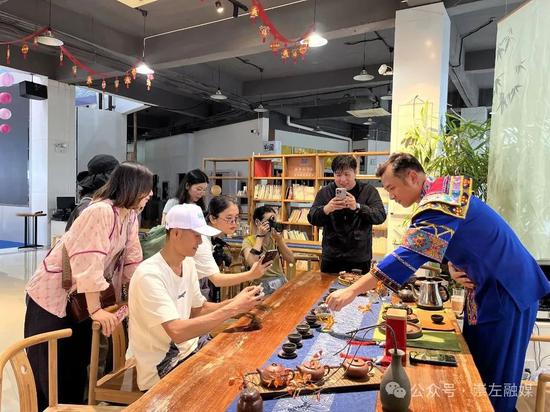 黄星琦使用坭兴陶茶具冲泡姑辽茶给采风团成员品尝。胡珊珊 摄