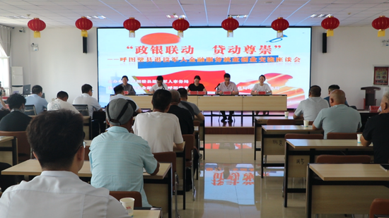 5月26日,5家银行机构正在介绍针对退役军人的专项贷款政策。(冯紫卫摄)e
