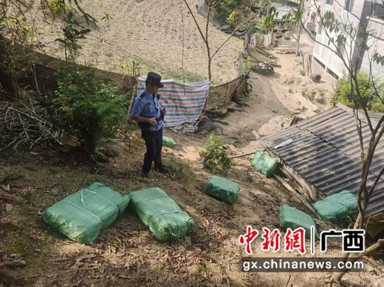 图为在边境村屯查获的案件现场。郎世猛 摄
