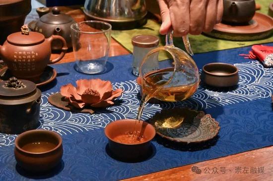 黄星琦使用坭兴陶茶具冲泡姑辽茶给采风团成员品尝。胡珊珊 摄