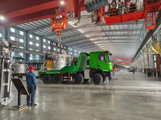 水城经开区铝及铝加工产业园内，抬包车有序运输。图源|贵州日报天眼新闻记者 尚宇杰