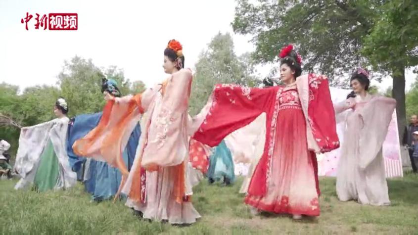 乌鲁木齐市各族民众喜迎端午节