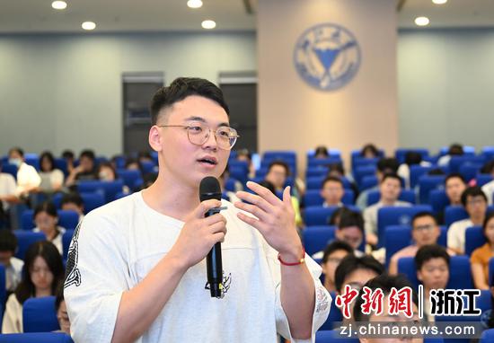 图为:学生提问。中新社记者 王刚 摄