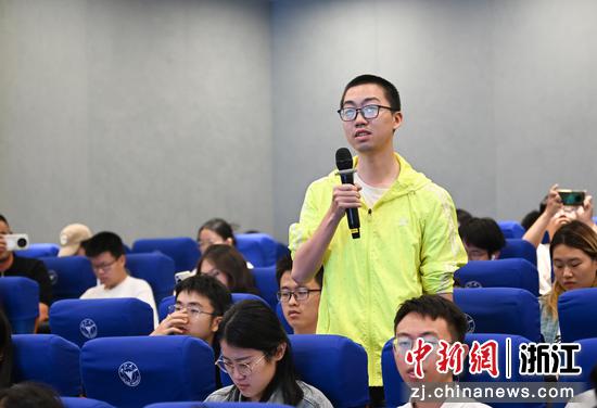 图为:学生提问。中新社记者 王刚 摄