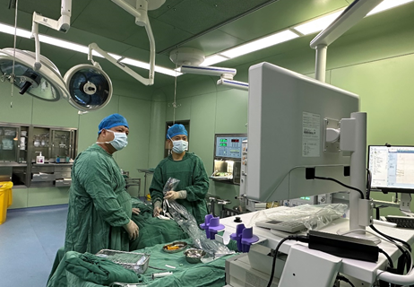 山东省潍坊医学院附属医院耳鼻喉科的马鲲鹏主任医师开展了麦盖提县首例鼓室内镜手术。