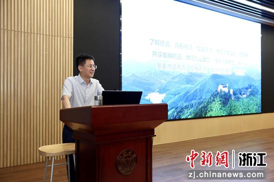 图为:中共德清县委书记王波开讲。中新社发 蔡俊 摄