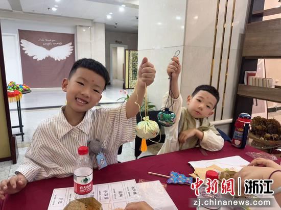 香囊制作。 农行温州分行 供图