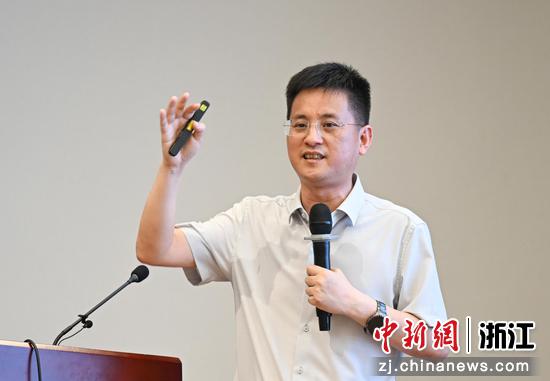 图为:中共德清县委书记王波开讲。中新社记者 王刚 摄