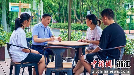 金正华和村民座谈交流。海宁市委宣传部供图