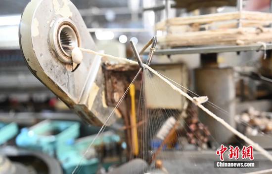 图为广西来宾市忻城县生产的蚕丝。蒋雪林摄