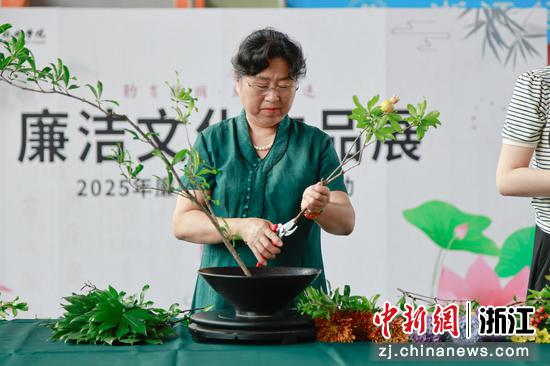 近日,浙江经贸学院首届“廉说花语 匠心‘艺’人”传统插花花艺展现场。(浙江经贸学院供图) 近日,浙江经贸学院首届“廉说花语 匠心‘艺’人”传统插花花艺展现场。(浙江经贸学院供图)