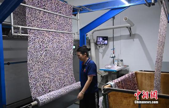 图为现代化纺织绸厂。蒋雪林 摄