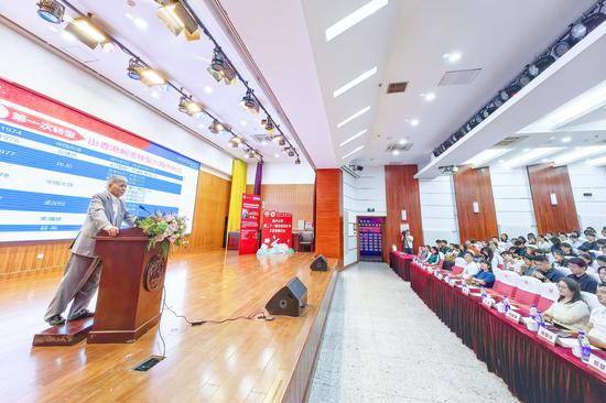 5月29日,旭日集团有限公司副董事长兼总经理、真维斯国际(香港)有限公司董事长杨勋应南开大学第二十一届企业文化节之企业家论坛邀请,与院校师生展开亲切交流。
记者 佟郁 摄 5月29日,旭日集团有限公司副董事长兼总经理、真维斯国际(香港)有限公司董事长杨勋应南开大学第二十一届企业文化节之企业家论坛邀请,与院校师生展开亲切交流。
记者 佟郁 摄