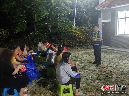 图为民警在法治夜校进行反诈宣讲。程河智摄 图为民警在法治夜校进行反诈宣讲。程河智摄