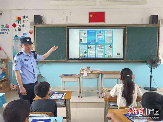 图为民警为辖区未成年人上反偷渡课程。张超 摄 图为民警为辖区未成年人上反偷渡课程。张超 摄