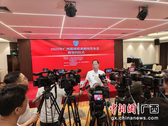 广西篮球协会主席韦茂繁接受媒体联合采访。