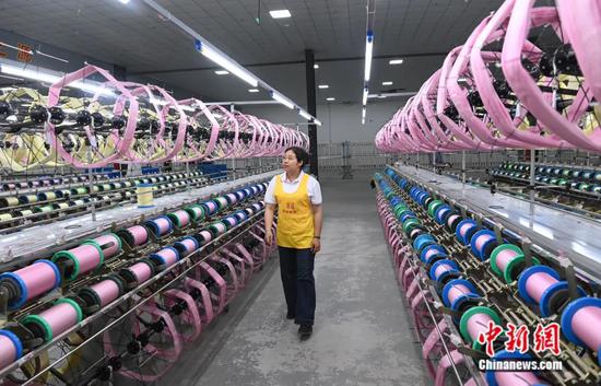 图为广西忻城茧丝绸产业园内已试产的纺织绸厂。蒋雪林 摄
