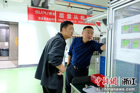 农行宁波慈溪分行工作人员走进企业了解情况。 邹婷 摄