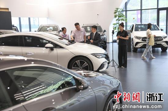 农行温州分行工作人员调研汽车市场。 农行温州分行 供图