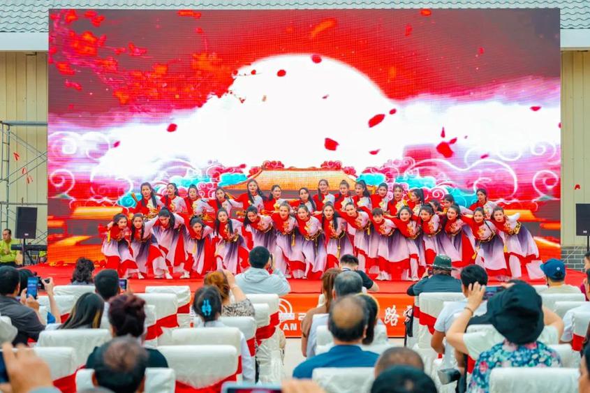 2025中国环塔国际拉力赛叶城赛段举行迎宾晚会。环塔组委会提供
2025中国环塔国际拉力赛叶城赛段举行迎宾晚会。环塔组委会提供