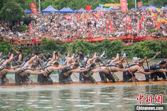 图为铜仁市碧江区龙舟比赛现场。申逸恺  摄