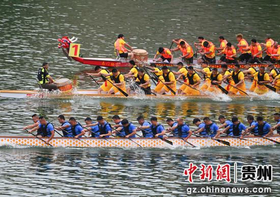 5月31日,贵州省铜仁市松桃苗族自治县的参赛队伍在进行龙舟比赛。 5月31日,贵州省铜仁市松桃苗族自治县的参赛队伍在进行龙舟比赛。