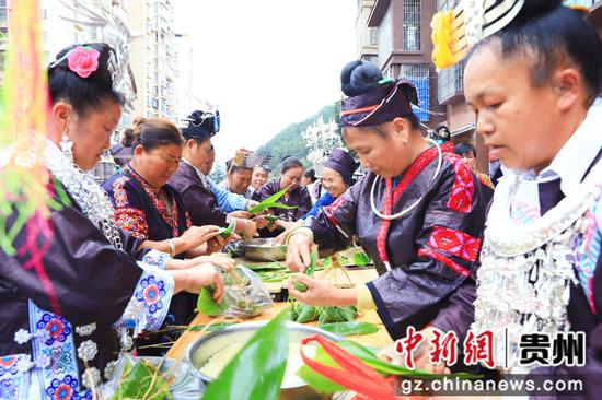 剑河县幸福社区居民们齐聚一堂包粽子。杨洁茹 摄 剑河县幸福社区居民们齐聚一堂包粽子。杨洁茹 摄