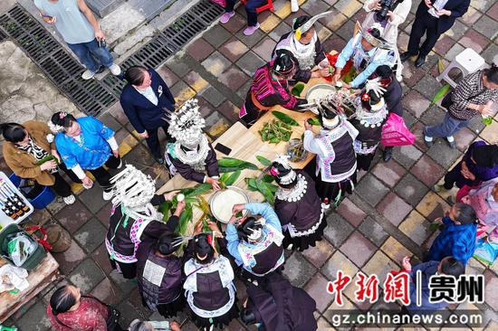 剑河县幸福社区居民们齐聚一堂包粽子。罗峥铭 摄 剑河县幸福社区居民们齐聚一堂包粽子。罗峥铭 摄