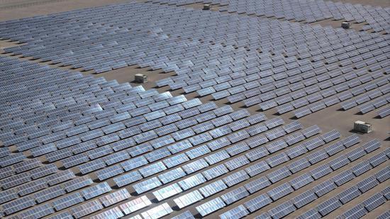 图为:一片片光伏板在阳光下熠熠生辉,蔚为壮观 苏波 摄 图为:一片片光伏板在阳光下熠熠生辉,蔚为壮观 苏波 摄