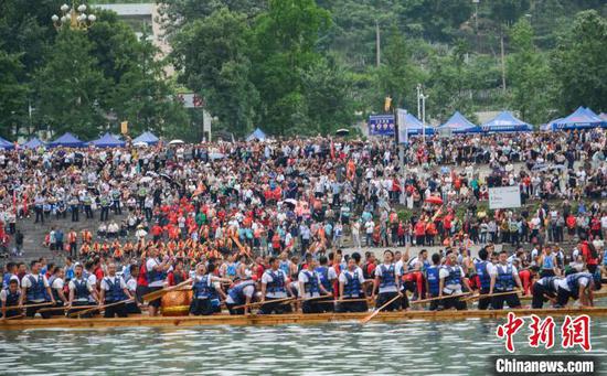 图为铜仁市碧江区龙舟比赛现场。申逸恺  摄