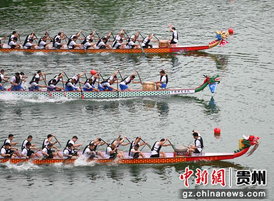 5月31日,贵州省铜仁市松桃苗族自治县的参赛队伍在进行龙舟比赛。 5月31日,贵州省铜仁市松桃苗族自治县的参赛队伍在进行龙舟比赛。