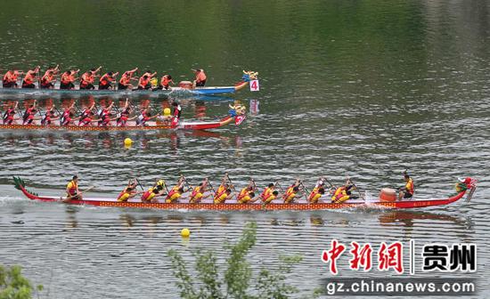 5月31日,贵州省铜仁市松桃苗族自治县的参赛队伍在进行龙舟比赛。 5月31日,贵州省铜仁市松桃苗族自治县的参赛队伍在进行龙舟比赛。