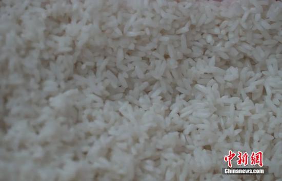 图为泡好的糯米。横州市融媒体中心供图