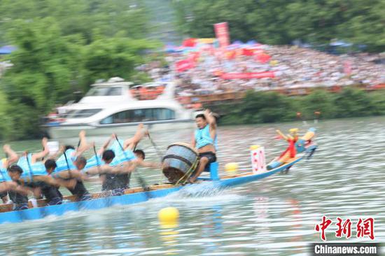图为铜仁市碧江区龙舟比赛现场。李铭亨 摄