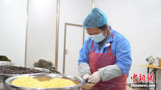 图为工人正在包粽子。横州市融媒体中心供图