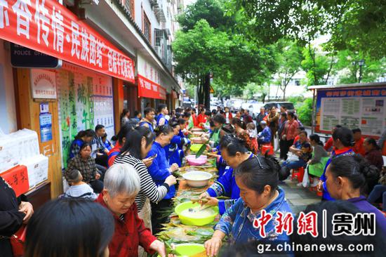 剑河县城南社区包粽子比赛现场。杨洁茹 摄 剑河县城南社区包粽子比赛现场。杨洁茹 摄