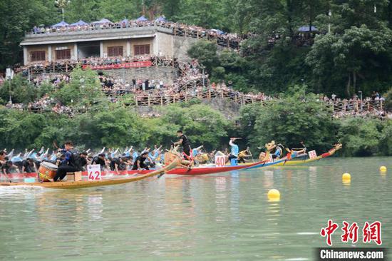 图为铜仁市碧江区龙舟比赛现场。申逸恺  摄