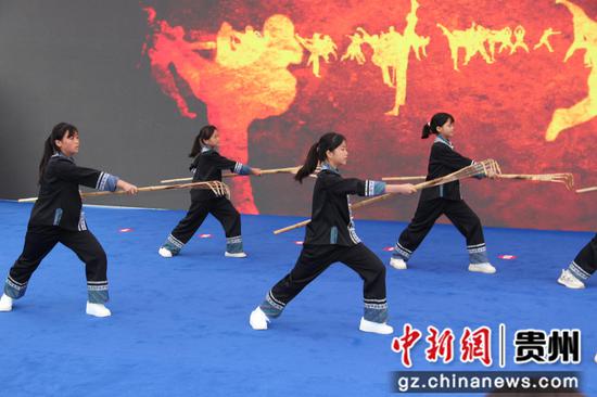 图为安龙县春潭二小表演布依武术 图为安龙县春潭二小表演布依武术