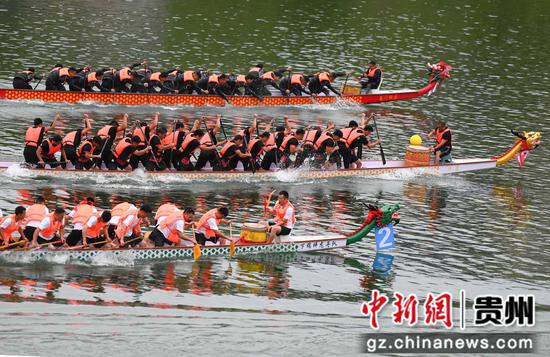 5月31日,贵州省铜仁市松桃苗族自治县的参赛队伍在进行龙舟比赛。 5月31日,贵州省铜仁市松桃苗族自治县的参赛队伍在进行龙舟比赛。