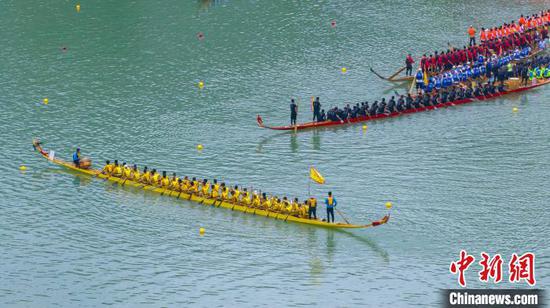 图为航拍铜仁市碧江区龙舟比赛。（无人机照片）叶顺强 摄