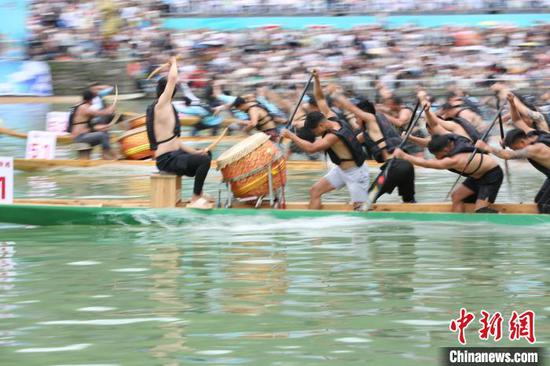 图为铜仁市碧江区龙舟比赛现场。李铭亨 摄