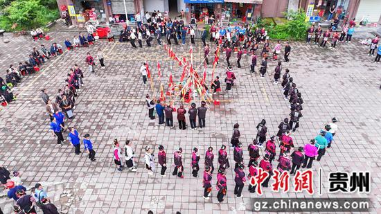 剑河县幸福社区群众跳芦笙舞迎端午。 罗峥铭 摄 剑河县幸福社区群众跳芦笙舞迎端午。 罗峥铭 摄