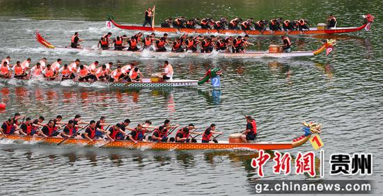 5月31日,贵州省铜仁市松桃苗族自治县的参赛队伍在进行龙舟比赛。 5月31日,贵州省铜仁市松桃苗族自治县的参赛队伍在进行龙舟比赛。