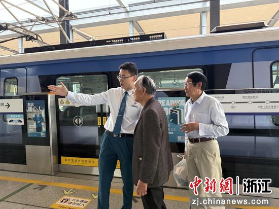 杭海城际工作人员为乘客提供指引服务。浙江轨道集团 供图