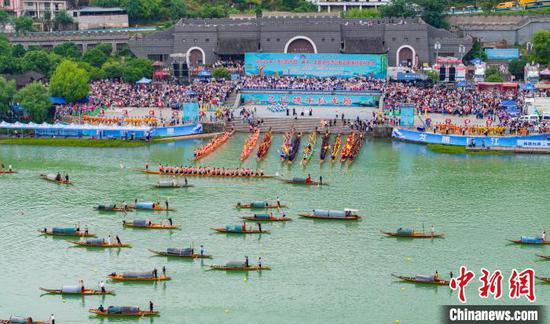 航拍铜仁市碧江区龙舟比赛开幕式现场。(无人机照片)叶顺强 摄