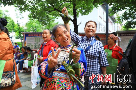 剑河县城南社区包粽子比赛现场。杨洁茹 摄 剑河县城南社区包粽子比赛现场。杨洁茹 摄
