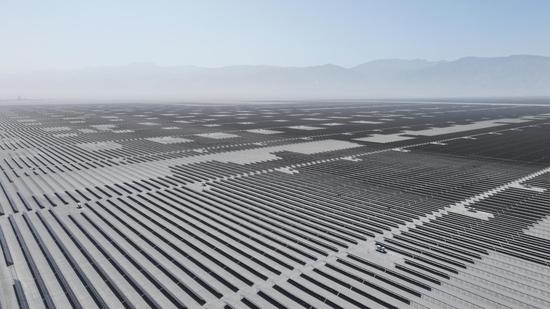 图为:中国绿发新疆中绿电若羌400万千瓦光伏项目58810亩光伏板区 苏波 摄 图为:中国绿发新疆中绿电若羌400万千瓦光伏项目58810亩光伏板区 苏波 摄